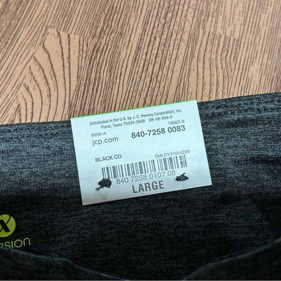 Xersion Performance Capri Mid Rise - Picture 4 of 5